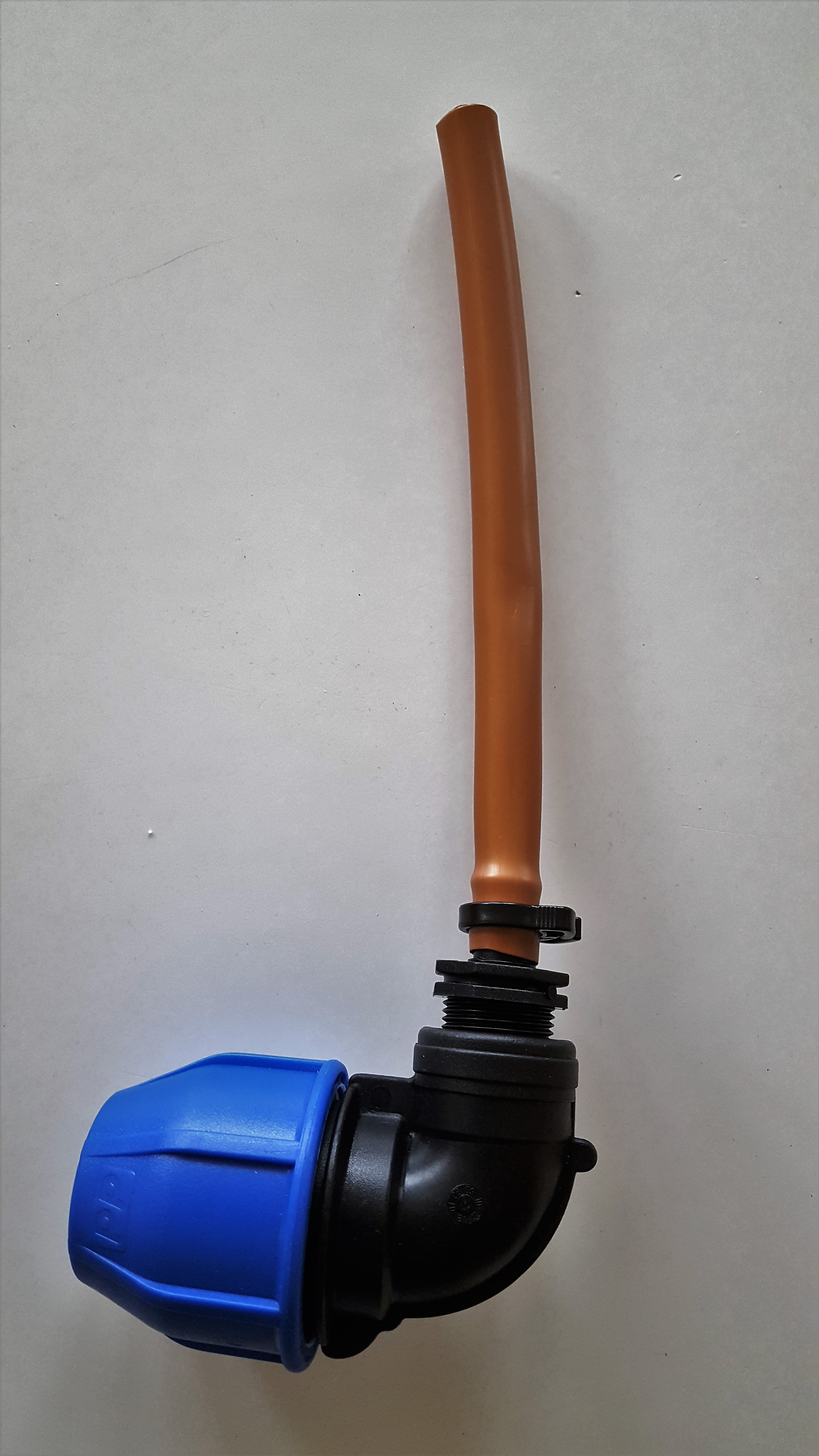 Zakončení /vyústění/ kapkovací hadice do záhonu napojení  k 32 mm potrubí